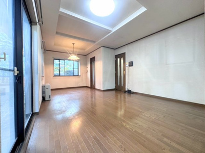 【居間・リビング】 | ◆麻生区下麻生2丁目　中古戸建◆ | ◆一家だんらんのスペースとなるＬＤＫ。窓から明るい光が差し込み、思わず家族の会話も弾む快適な空間。