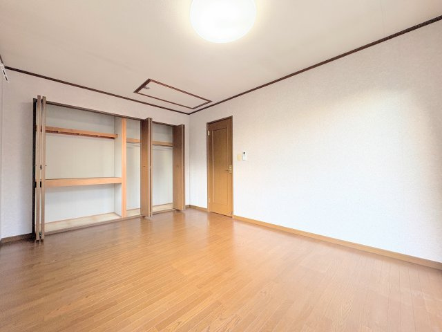 【洋室】 | ◆麻生区下麻生2丁目　中古戸建◆ | ◆窓から差し込む温かな光が、この部屋を心地よい場所へと変え、日々の生活を豊かに彩ります。