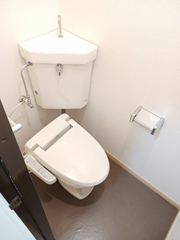 コーポフローラのトイレ|落ち着いた色調のトイレです