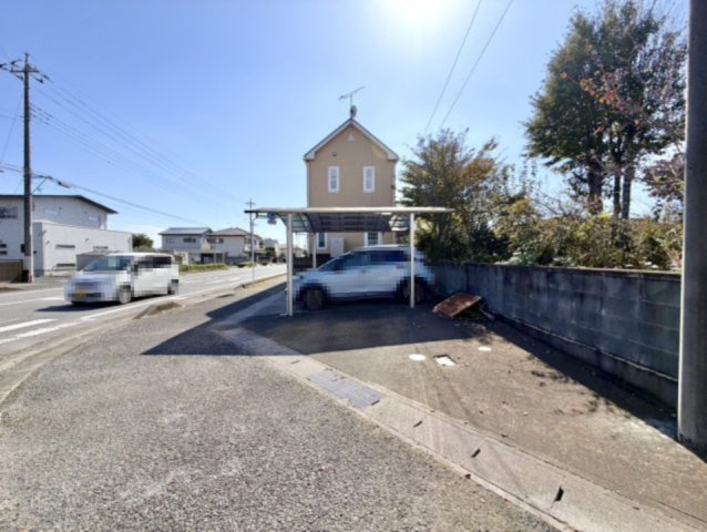 【中古戸建】太田市新田市野井町の外観|■外観｜雨や雹、鳥の糞などから大切な愛車を守ることが出来る嬉しいカーポート付き♪