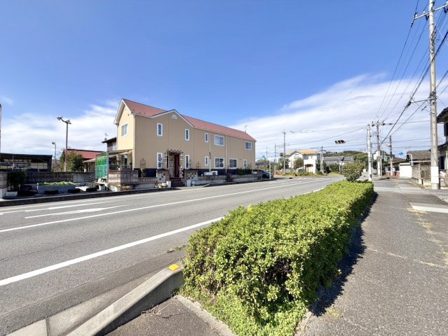 【中古戸建】太田市新田市野井町の外観|■外観｜シンプルでいつまでも飽きのこないデザインが特徴。住んでから何十年経っても時代の流行に流されず安心して住み続けられるおうちです。