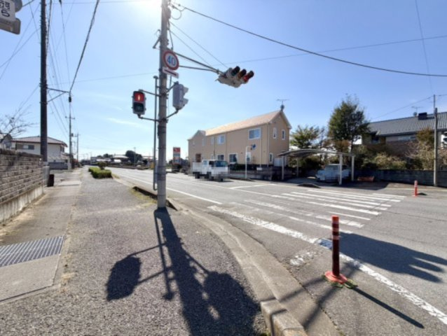 【中古戸建】太田市新田市野井町の外観|■外観｜前面道路が広く見渡しが良いので、車の安全確認もばっちり！