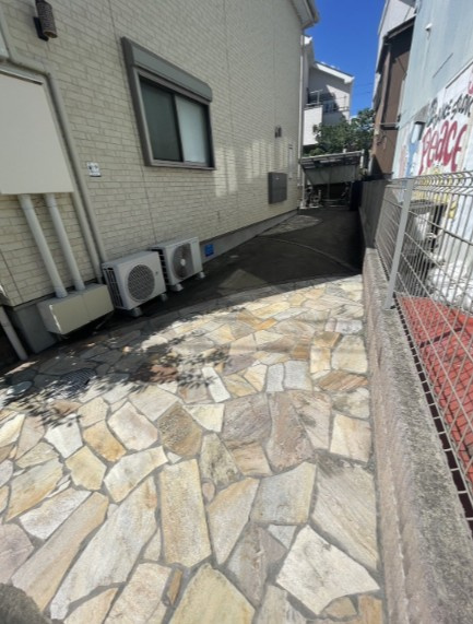 柏市旭町４丁目のアパートのエントランス