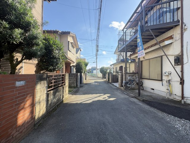 府中市若松町4丁目新築戸建【3LDK+駐車スペース/スーパーやコンビニ、小学校徒歩10分圏内】の前面道路含む現地写真