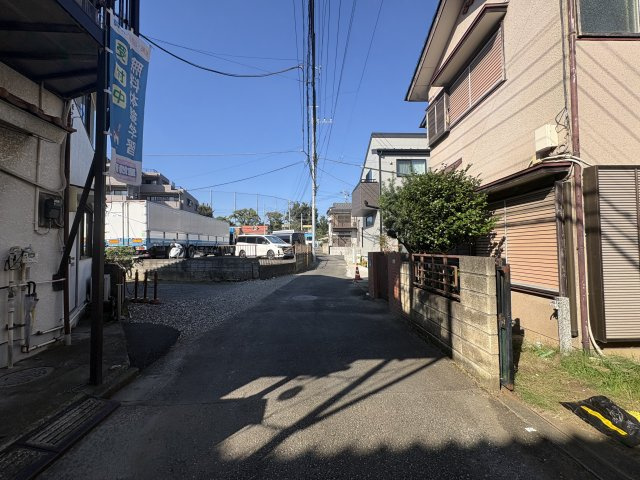 府中市若松町4丁目新築戸建【3LDK+駐車スペース/スーパーやコンビニ、小学校徒歩10分圏内】の前面道路含む現地写真
