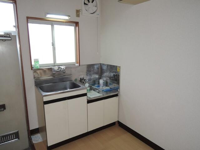 野戸呂ハイツのキッチン|自然光が入る窓のあるキッチン