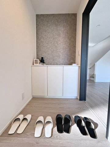 アーバンスタイル　郡山市鶴見坦三丁目　薫小・第一中の玄関|玄関ドアや小窓から日差しが入り明るい玄関スペースです！