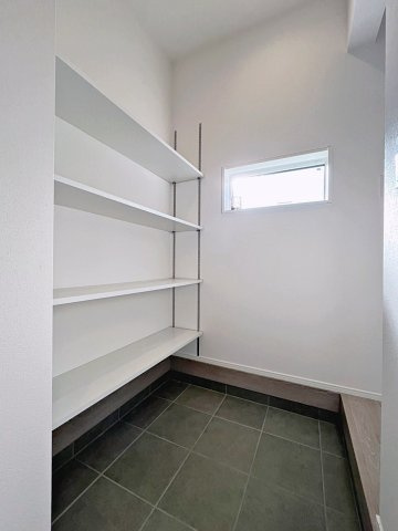 アーバンスタイル　郡山市鶴見坦三丁目　薫小・第一中の収納|土間収納は靴以外にもカー用品やアウトドア用品などの保管にも便利です！