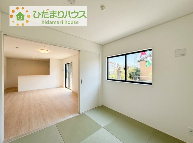【和室】 | 下妻市二本紀第2　新築戸建　2号棟 | リビング横には、お子様の遊び場にもなる和室が隣接。小さなお子さまにはフローリングよりもやわらかい畳の方が安心です♪