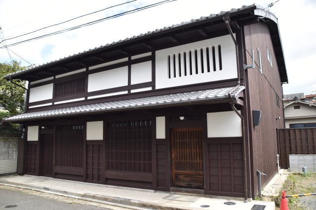 京都駅南 構造美を仰ぐ、甦りの京町家の外観|町家らしさが甦った外観