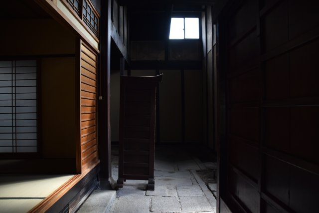 京都駅南 構造美を仰ぐ、甦りの京町家のエントランス