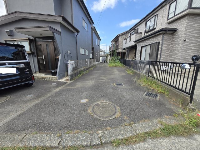 【前面道路含む現地写真】 | 暮らしやすさが整った環境　売地