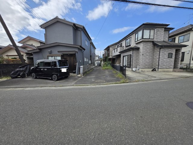【前面道路含む現地写真】 | 暮らしやすさが整った環境　売地