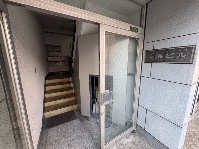 南浜ビルのエントランス