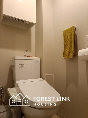 ウエリス光明池のトイレ|温水洗浄便座付きのトイレです。
収納棚も設置されていて、お掃除用具なども目隠しできます。