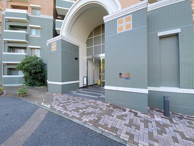 レジアスフォート新浦安Ｇ棟|重厚感あふれる上品な佇まいのアプローチ・エントランス（外）。綺麗に手入れされた緑が住まい手を優しく迎え入れます。住まう方のステータスを高めてくれる洗練されたデザインが魅力的です。