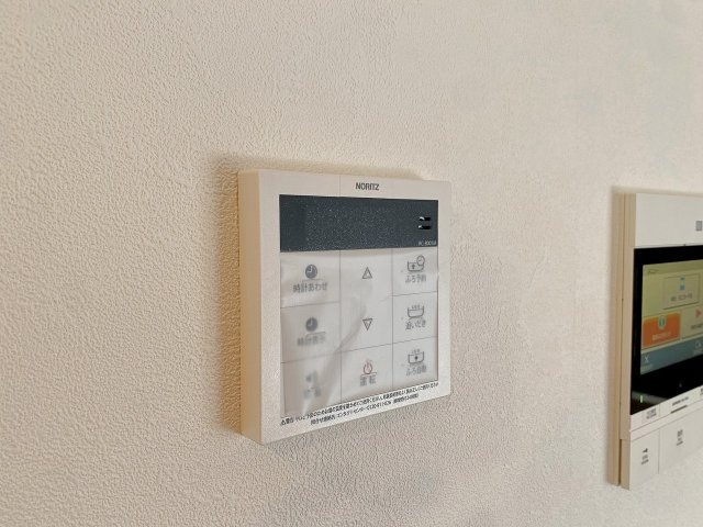 レジアスフォート新浦安Ｇ棟の発電・温水設備|スイッチひとつで設定温度のお湯をいつでも張れる便利な追い焚き機能付き。ご家族で入浴時間がずれてしまっても、いつでも温かいお風呂に入れて快適です。一日の疲れをゆっくり癒やせる嬉しい設備です。