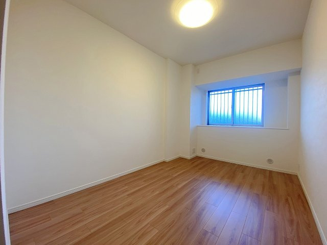 レジアスフォート新浦安Ｇ棟の子供部屋|南東向きで陽当り良好な約7.3帖の洋室。ゆとりある広さで主寝室や子供部屋にも最適です。大型収納のウォークインクローゼットも備えており、お部屋をすっきり広々と活用できます。