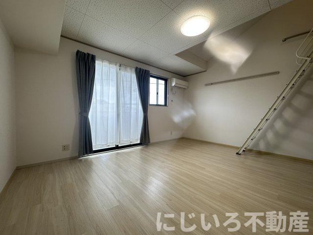 ジュネス吉岡の居間・リビング