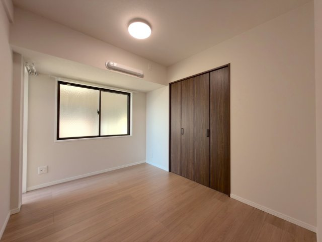 ドメイン浦和の洋室|リビングに隣接する約5.4帖の洋室です。引き戸を開放してリビングと一体的な広い空間として活用できるほか、独立した書斎やテレワークスペース、趣味のお部屋など多彩な用途に合わせて重宝します。