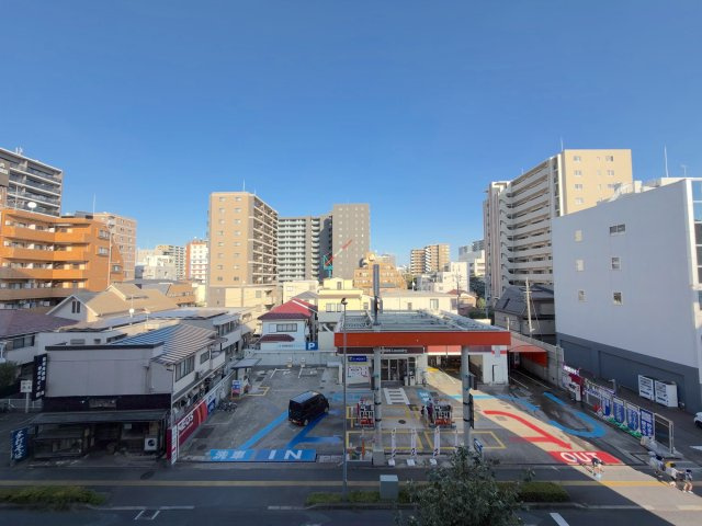 ドメイン浦和の展望|4階住戸のバルコニーから望む開放的な眺望です。周囲の街並みを見渡すことができ、爽やかな青空と心地よい自然の風を感じながら、ほっと一息つけるリフレッシュ空間として贅沢な時間をお過ごしいただけます。