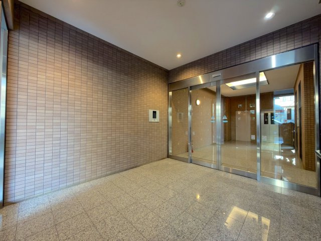 ドメイン浦和のエントランス|綺麗に手入れが行き届いた上品なエントランスです。住まう方を毎日穏やかに迎え入れる落ち着いた雰囲気で、マンション全体の良好な管理体制と清潔感を感じられる安心の迎賓空間となっております。