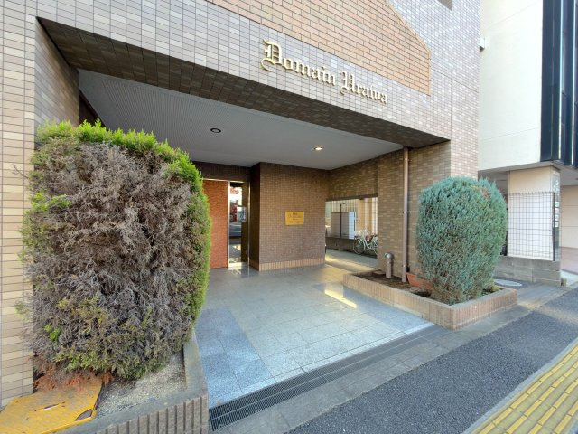 ドメイン浦和|街並みと調和した重厚感あるエントランス外観です。安心感のあるアプローチ設計となっており、日々の暮らしに落ち着きを与えてくれます。大切な住まいへの心地よい導入部として品格を漂わせています。
