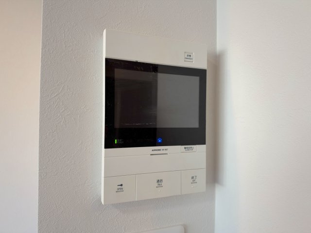ドメイン浦和のセキュリティ|室内から来訪者の顔と声をしっかり確認できるTVモニター付きインターホンです。突然の来客にも落ち着いて対応でき、防犯面に優れています。お子様のお留守番時にも安心・安全な暮らしを見守ります。