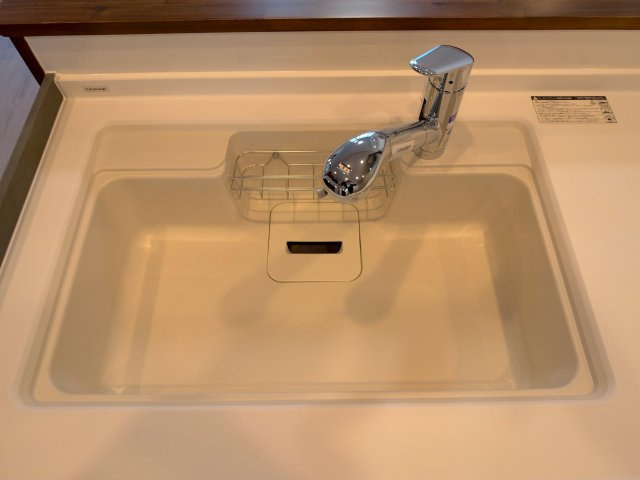 ドメイン浦和のキッチン|広々としたシンクとお手入れのしやすい水栓を備えたシステムキッチンです。大きな鍋やフライパンもゆったり洗うことができ、水はねを抑えた使い勝手の良さで日々の調理や後片付けを快適にサポートします。