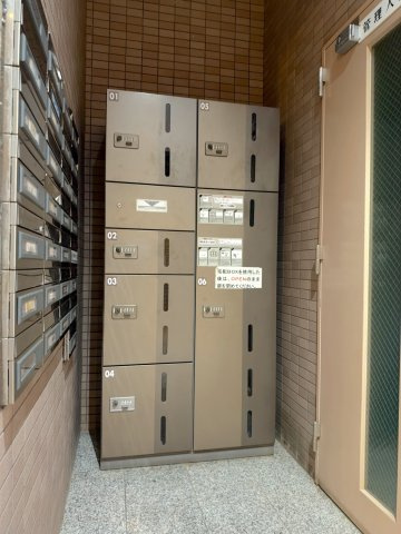 ドメイン浦和の設備|不在時でも荷物を非対面で安心して受け取れる共用部の宅配ボックスです。日中お仕事で忙しいご家庭やネット通販を頻繁に利用される方でも再配達の手間がなく、時間を気にせず快適に外出していただけます。