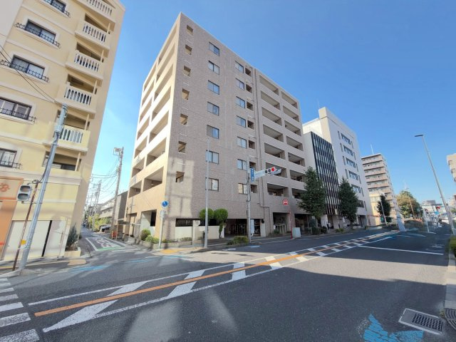 ドメイン浦和の外観|浦和区仲町4丁目に佇む、落ち着いたタイル貼りの外観です。JR各線が乗り入れる「浦和」駅から徒歩14分、JR埼京線「中浦和」駅も利用可能な利便性の高い好立地で、周辺の買物環境も整っています。