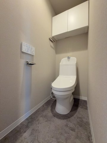 ドメイン浦和のトイレ|新規交換により気持ちよくお使いいただけるトイレ空間です。温水洗浄便座を完備しており、日々の快適な使い心地に配慮しています。独立したプライベート空間として心地よく落ち着ける仕上がりです。