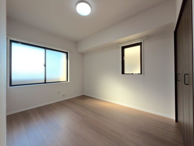 ドメイン浦和の寝室|約6.0帖の広々とした洋室です。主寝室としてダブルベッドを配置してもゆとりがあり、大型クローゼットも完備しています。心地よいプライベートタイムと穏やかな睡眠環境をサポートしてくれます。