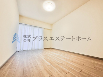 【洋室】 | 住吉アーバンライフ | 木目調のフローリング材でナチュラルな見た目のため暖かく落ち着いた雰囲気のお部屋です♪
