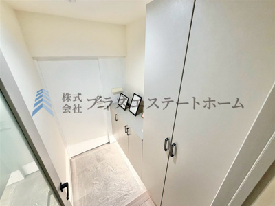 【玄関】 | 住吉アーバンライフ | 人を迎え入れる最初の場所だからこそ清潔感があり纏まった空間にしていただけるように大型靴BOXを設置♪