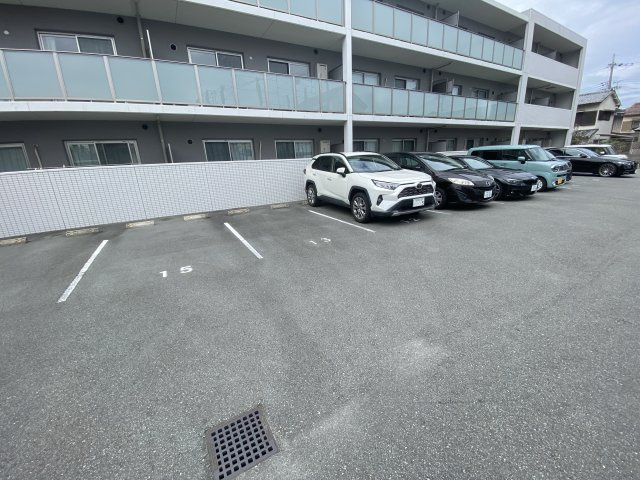 グランシャトー新在家の駐車場