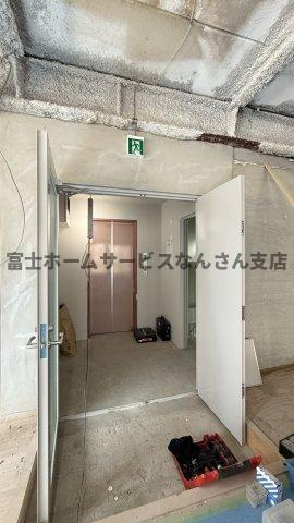 永南NAMBAビルの玄関