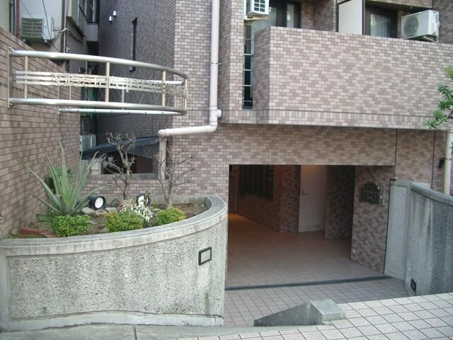 日神パレステージ護国寺のエントランス