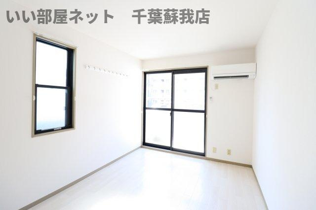 アローンヒルズの寝室|開放的な寝室です