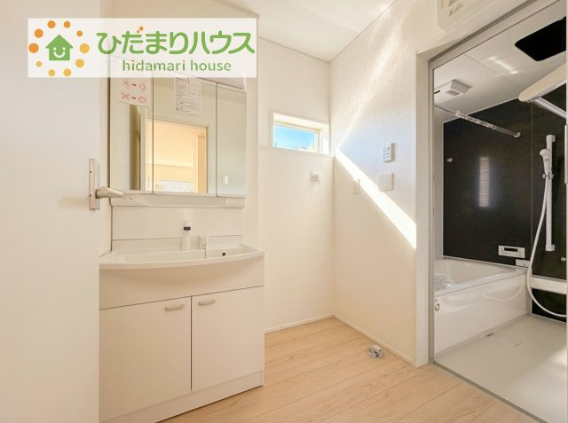 【独立洗面台】 | つくば市谷田部第24　新築戸建　2号棟 | 三面鏡の大きな鏡は憧れます(^^♪
鏡の後ろは収納となっていて、細かいものでも収納できるのでスッキリと整理できます！