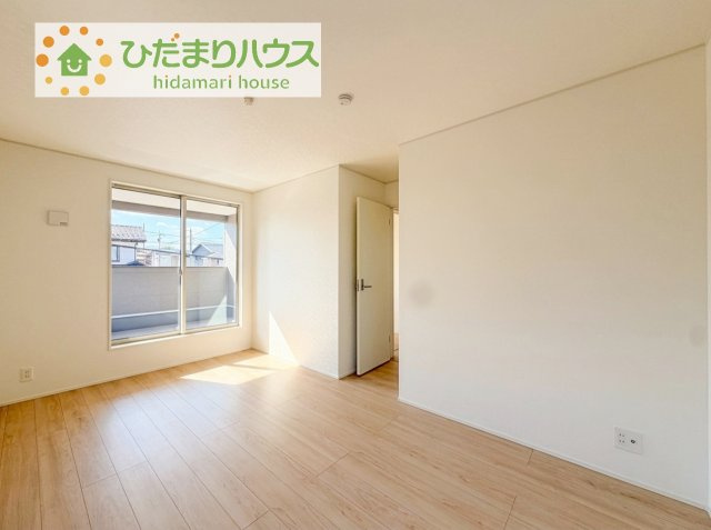 【寝室】 | つくば市谷田部第24　新築戸建　2号棟 | バルコニーに面していて、たっぷり光りの入る明るい主寝室です！