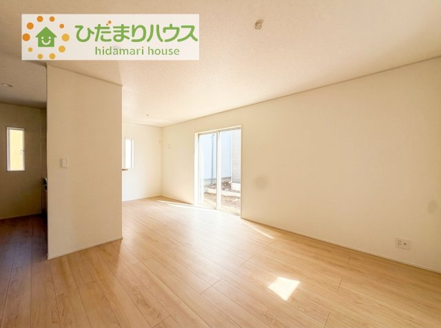 【居間・リビング】 | つくば市谷田部第24　新築戸建　2号棟 | 南向きのリビングではぽかぽかの日差しが感じられます☆彡