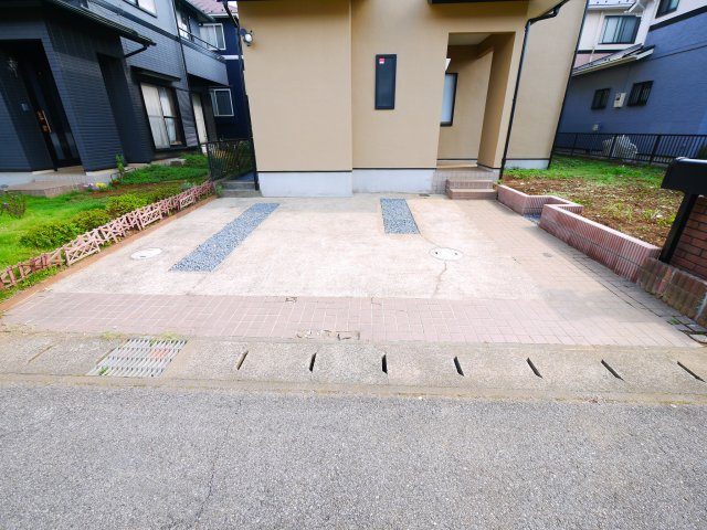 八街市山田台　中古戸建の駐車場|内外装リフォーム済み令和8年9月 システムキッチン ユニットバス トイレ外装リフォーム済