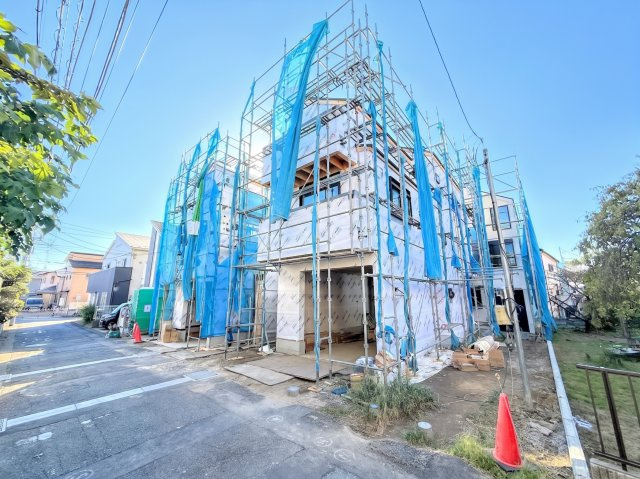 栄区鍛冶ヶ谷1丁目　新築戸建て　第1の外観|◆一戸建てを中心とした街並みが整然と続き、周辺は高い建物が建っていないので、緑の多い閑静な趣を感じる環境です。街並みや周辺環境も重要なポイントです！！