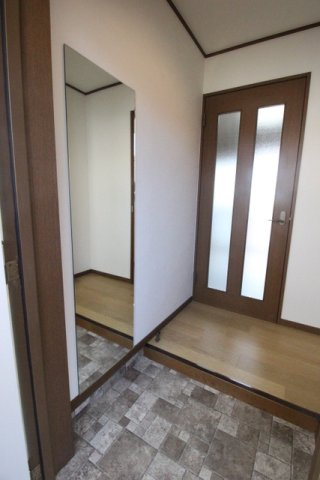 メゾンミラノの玄関|シューズボックス付きの玄関です☆