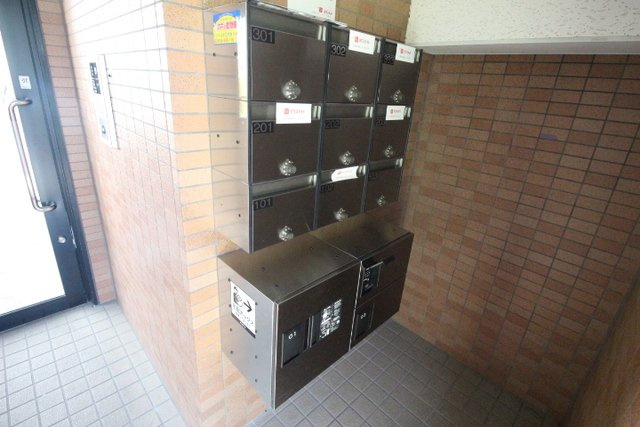 メゾンミラノのロビー|宅配BOX付きで不在時の荷物の受け取りに便利です☆