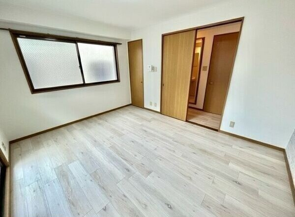 神戸市灘区赤坂通８丁目の賃貸マンションの居間・リビング
