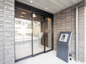 神戸市中央区熊内町６丁目の賃貸マンションのエントランス