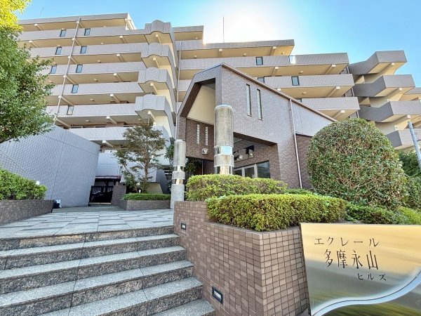 植栽の手入れもしっかりされているお洒落なマンション外観です

