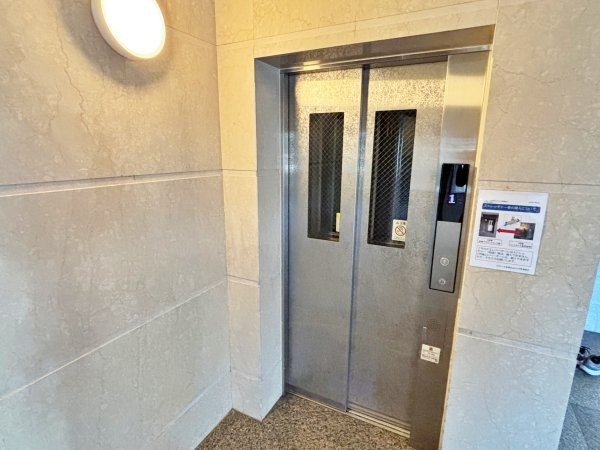 マンションにはエレベーターが2基設置されています